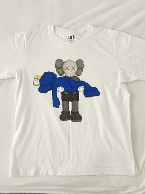 KAWS x Uniqlo "Gone" T Shirt  Size Large Preowned Great Condition